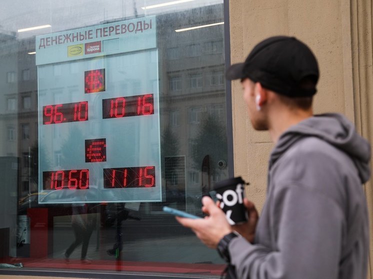 Рубль тонет «с улыбкой»: политические последствия антирекорда национальной валюты