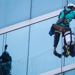 Промышленный альпинизм для мытья фасадов: секреты эффективного ухода за высотными зданиями
